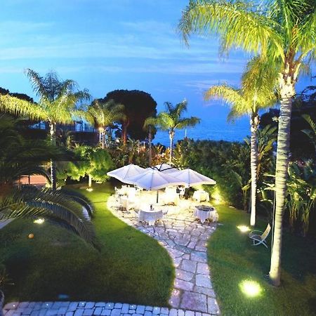Colonna Rooms & Apartment Трани Экстерьер фото