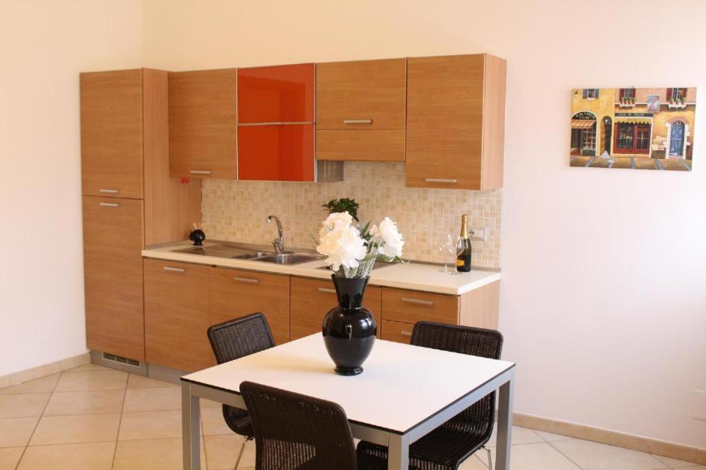Colonna Rooms & Apartment Трани Экстерьер фото