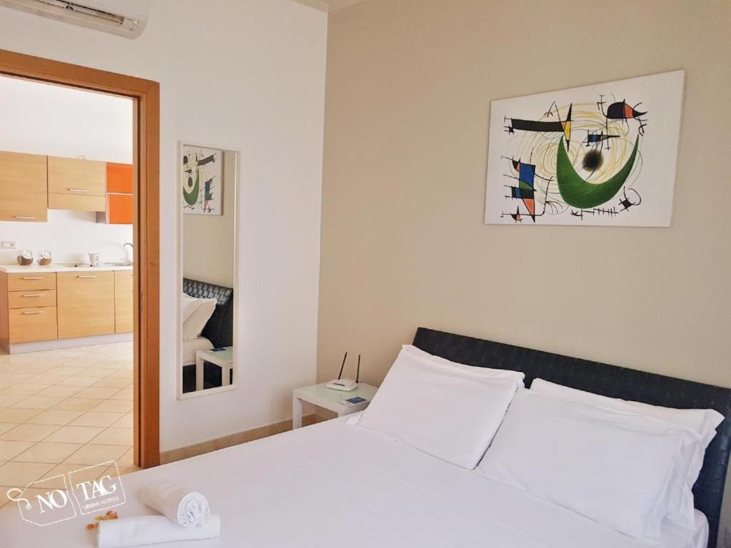 Colonna Rooms & Apartment Трани Экстерьер фото