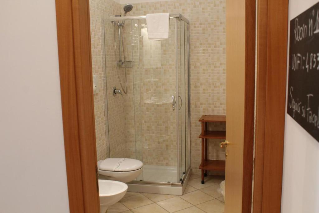 Colonna Rooms & Apartment Трани Экстерьер фото