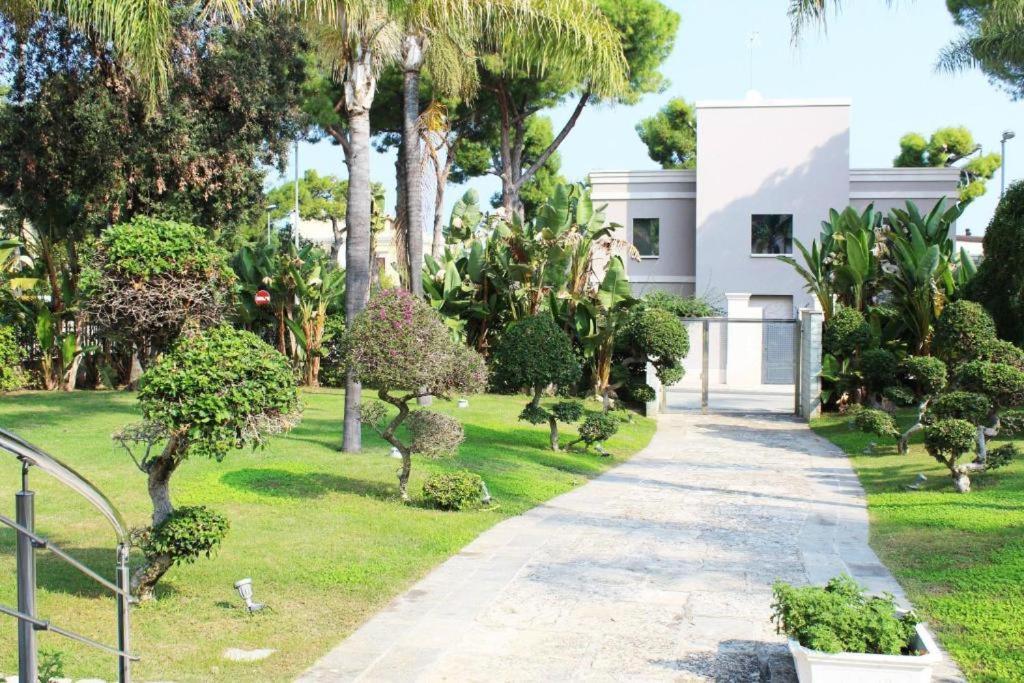 Colonna Rooms & Apartment Трани Экстерьер фото
