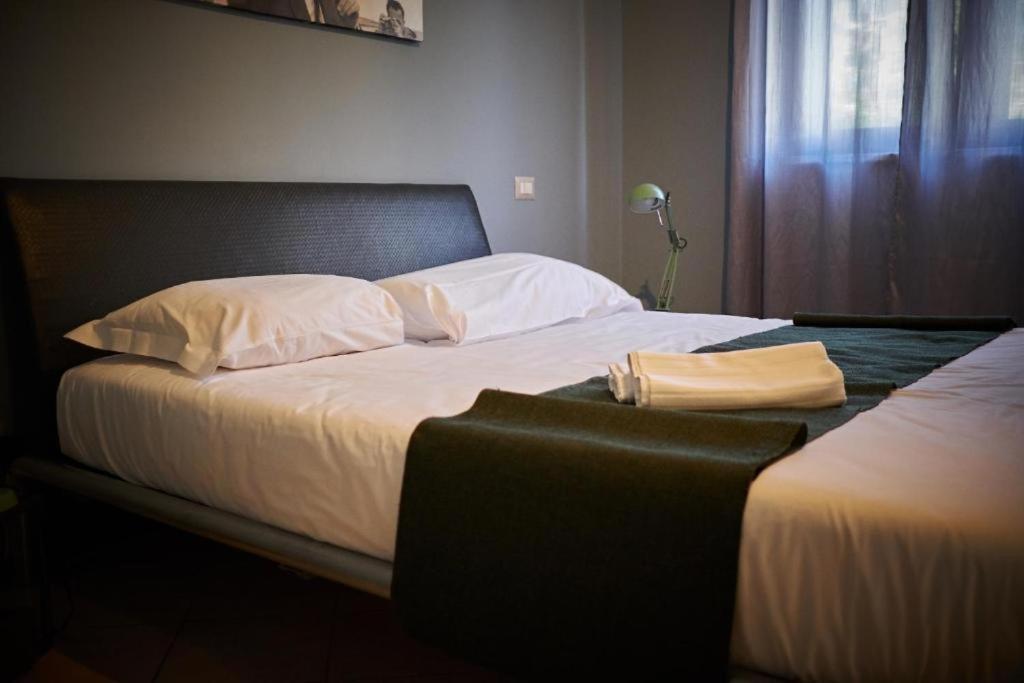 Colonna Rooms & Apartment Трани Экстерьер фото