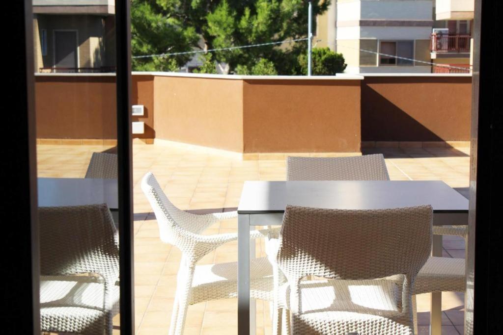 Colonna Rooms & Apartment Трани Экстерьер фото