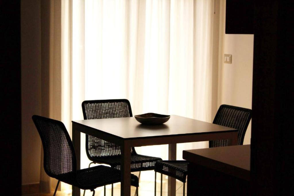 Colonna Rooms & Apartment Трани Экстерьер фото