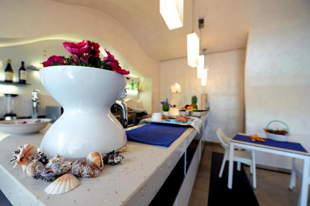 Colonna Rooms & Apartment Трани Экстерьер фото