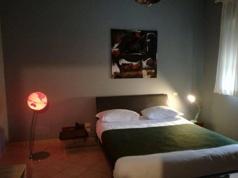 Colonna Rooms & Apartment Трани Экстерьер фото