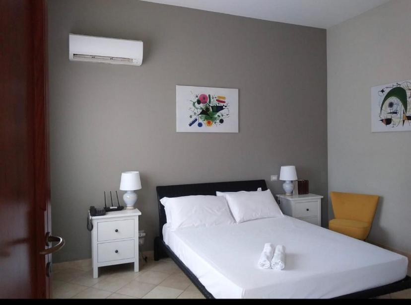 Colonna Rooms & Apartment Трани Экстерьер фото