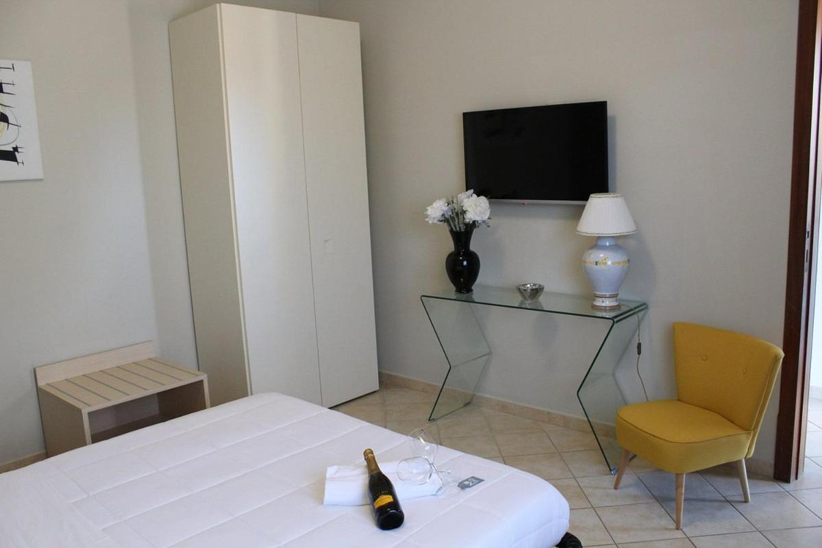 Colonna Rooms & Apartment Трани Экстерьер фото